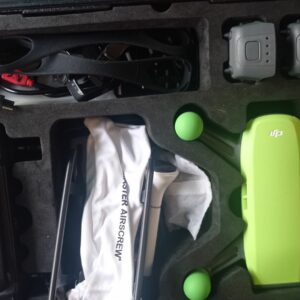 Dron color verde, radio control, cuatro baterias, hélices y otros pequeños accesorios.
